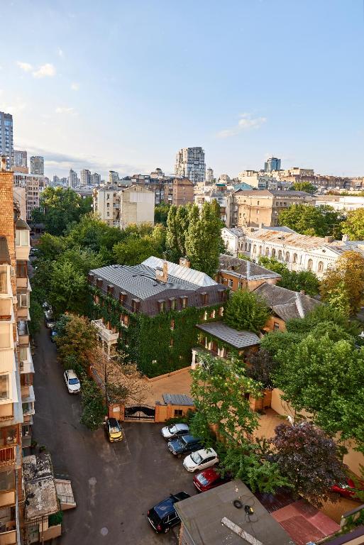 Nespecifikovaný výhled na destinaci Kyjev nebo výhled na město při pohledu z aparthotelu