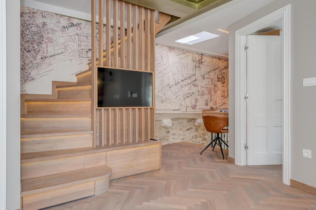 Televízia a/alebo spoločenská miestnosť v ubytovaní Palace Luxury Retreat