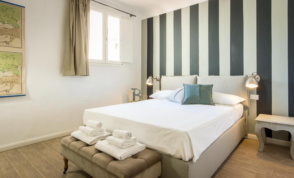 フィレンツェにあるApartments Florence San Marco Suiteのベッドルーム1室(大型ベッド1台、タオル付)
