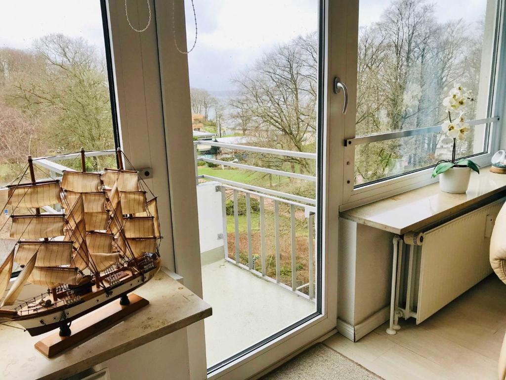 グリュックスブルクにあるFerienwohnung Skowronek am Kurparkのバルコニーを望む窓付きの客室です。