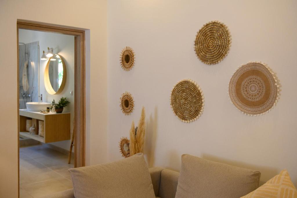 Posezení v ubytování La Maisonette House in the Heart of Liapades Close to Rovinia Beach & Paleokastritsa