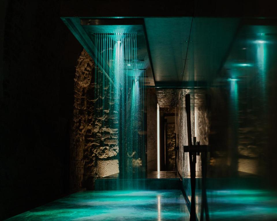 un corridoio scuro con luci blu in un edificio di Hotel Pod Różą a Cracovia