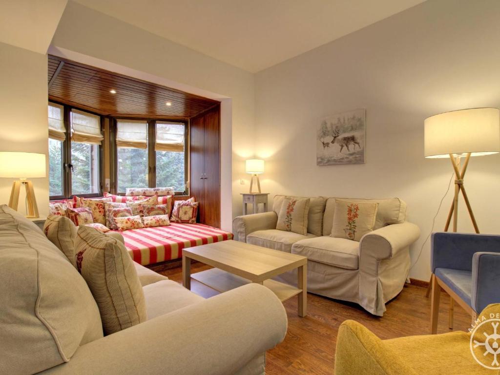 A seating area at VUELTA A CASA de Alma de Nieve