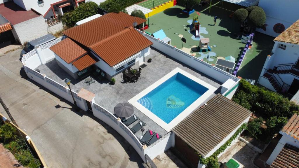 Výhľad na bazén v ubytovaní La casita de Marbella alebo v jeho blízkosti
