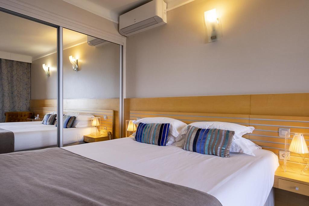 Postel nebo postele na pokoji v ubytování Hôtel Capo Rosso