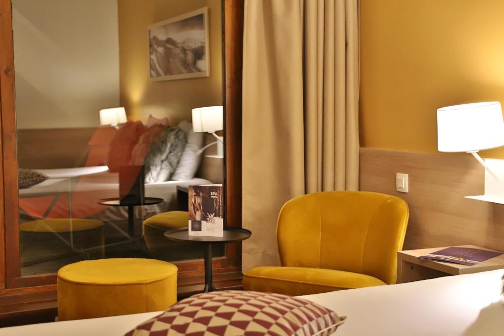 Postel nebo postele na pokoji v ubytování SOWELL HOTELS Mont Blanc et SPA