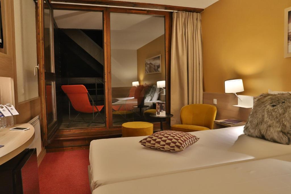 Postel nebo postele na pokoji v ubytování SOWELL HOTELS Mont Blanc et SPA