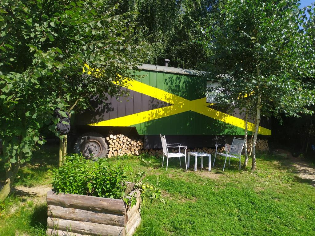 einem grünen und gelben LKW, der auf einem Hof parkt in der Unterkunft Maringotka Na Jamajce in Šternberk