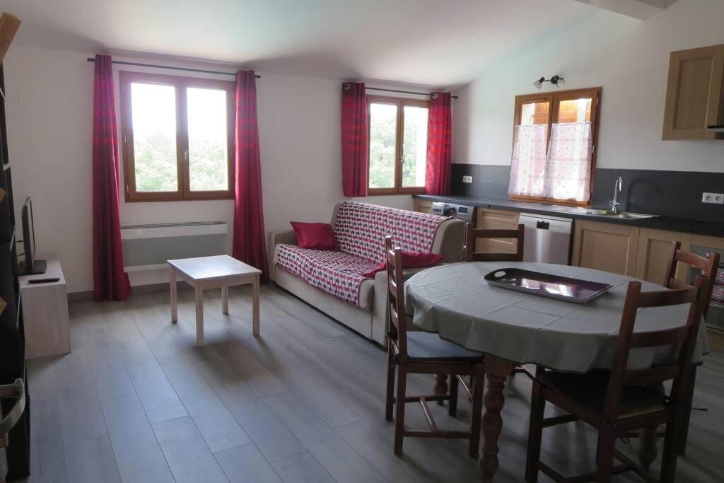 - un salon avec un canapé et une table dans l'établissement 2P entre mer et montagne, à Gattières