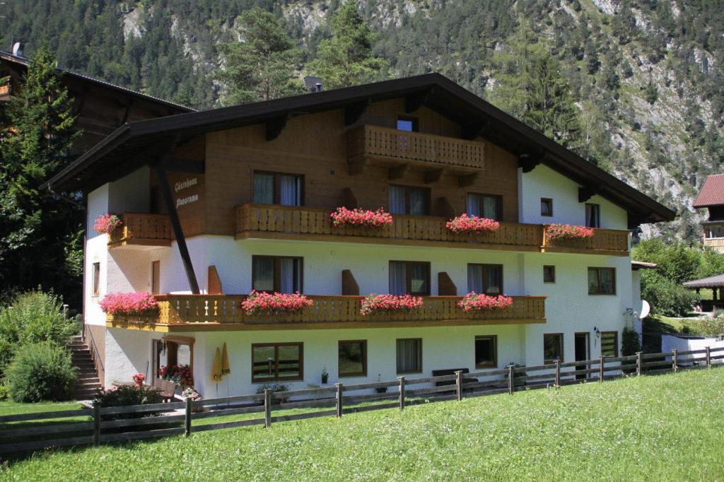 ein Gebäude mit Blumen auf den Balkonen darauf in der Unterkunft Gästehaus Panorama in Biberwier