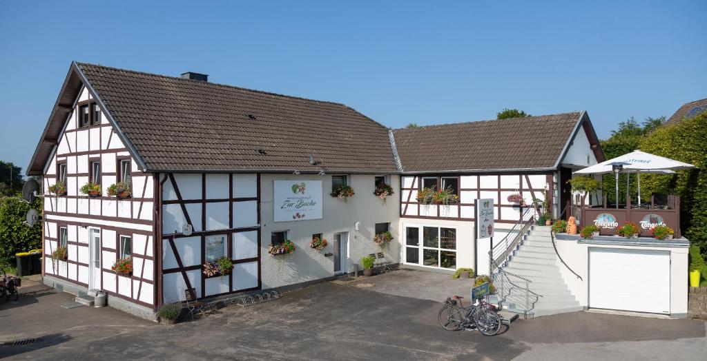 une image d'une maison avec garage dans l'établissement Venngasthof Zur Buche, à Monschau