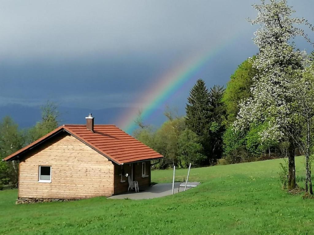 una casa con un arco iris en el fondo en Wild Life Ranch en Schöfweg