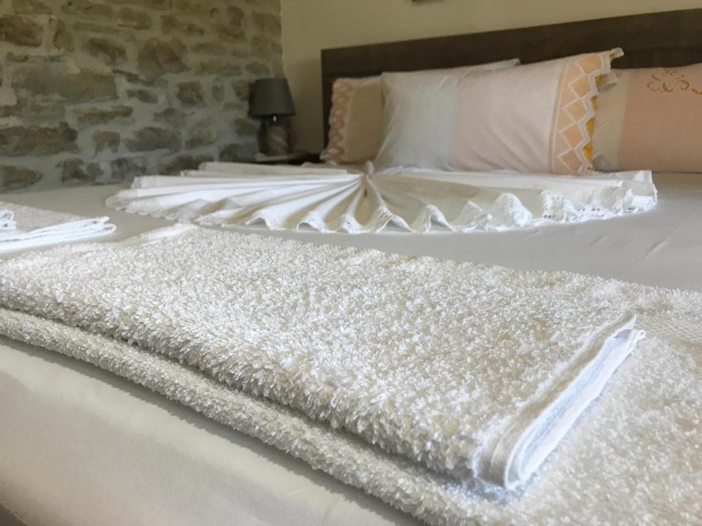 Postel nebo postele na pokoji v ubytování The Mosaic House - Shtepia me Mozaik