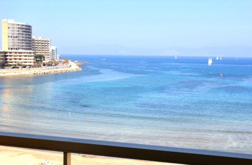 レスカラにあるPLATJA MAR 1Dの海の景色を望むビーチと建物