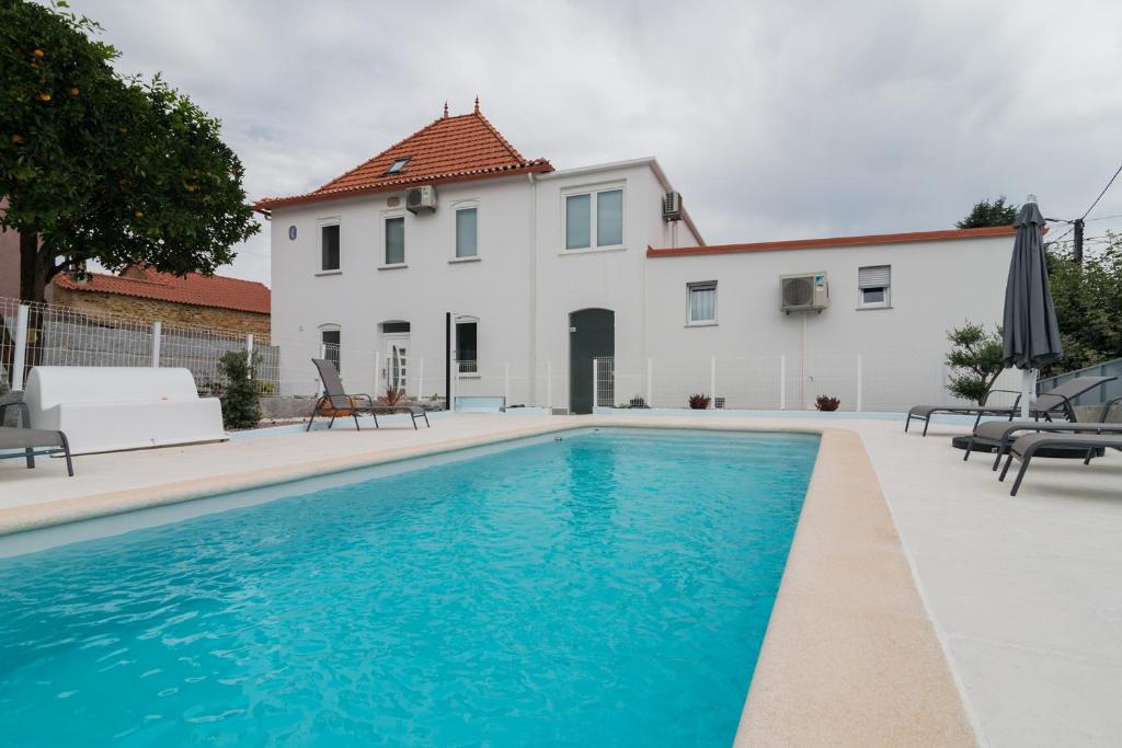 una piscina di fronte a una casa di Casas Madalena a Seia