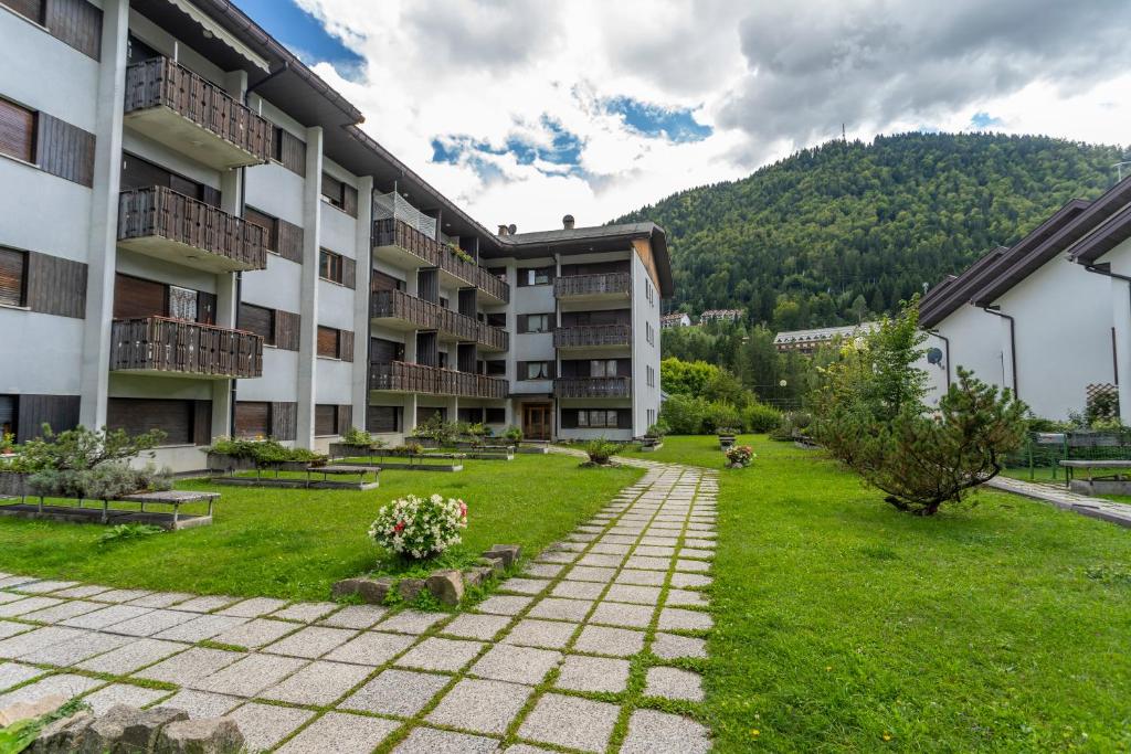 Il Ruscello Apartment with Terrace and View of the Alps