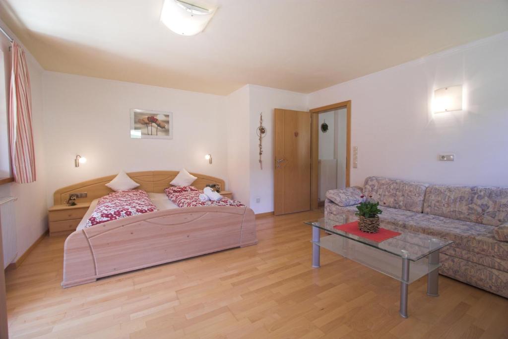 Postel nebo postele na pokoji v ubytování Apartments Dilln Gütl