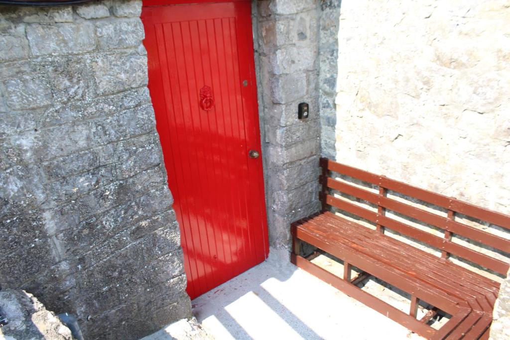Fotografie z fotogalerie ubytování 1844 Seascape Cottage Is located on the Wild Atlantic Way v destinaci Fanore