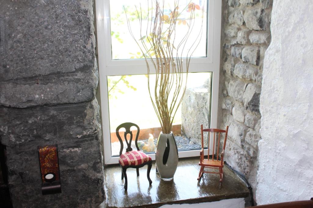 Posezení v ubytování 1844 Seascape Cottage Is located on the Wild Atlantic Way
