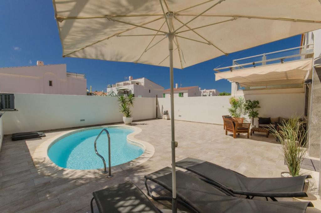 Bazén v ubytování Vv Sunny Holiday Villa Maspalomas nebo v jeho okolí