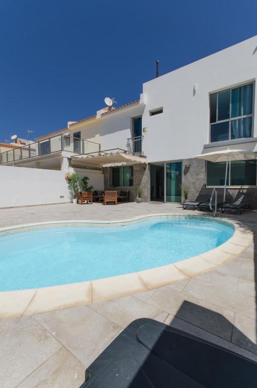 Bazén v ubytování Vv Sunny Holiday Villa Maspalomas nebo v jeho okolí