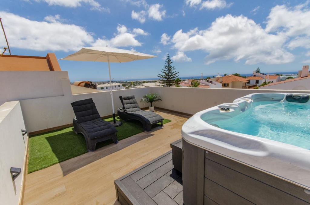 Bazén v ubytování Vv Sunny Holiday Villa Maspalomas nebo v jeho okolí