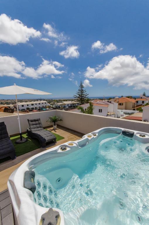 Bazén v ubytování Vv Sunny Holiday Villa Maspalomas nebo v jeho okolí
