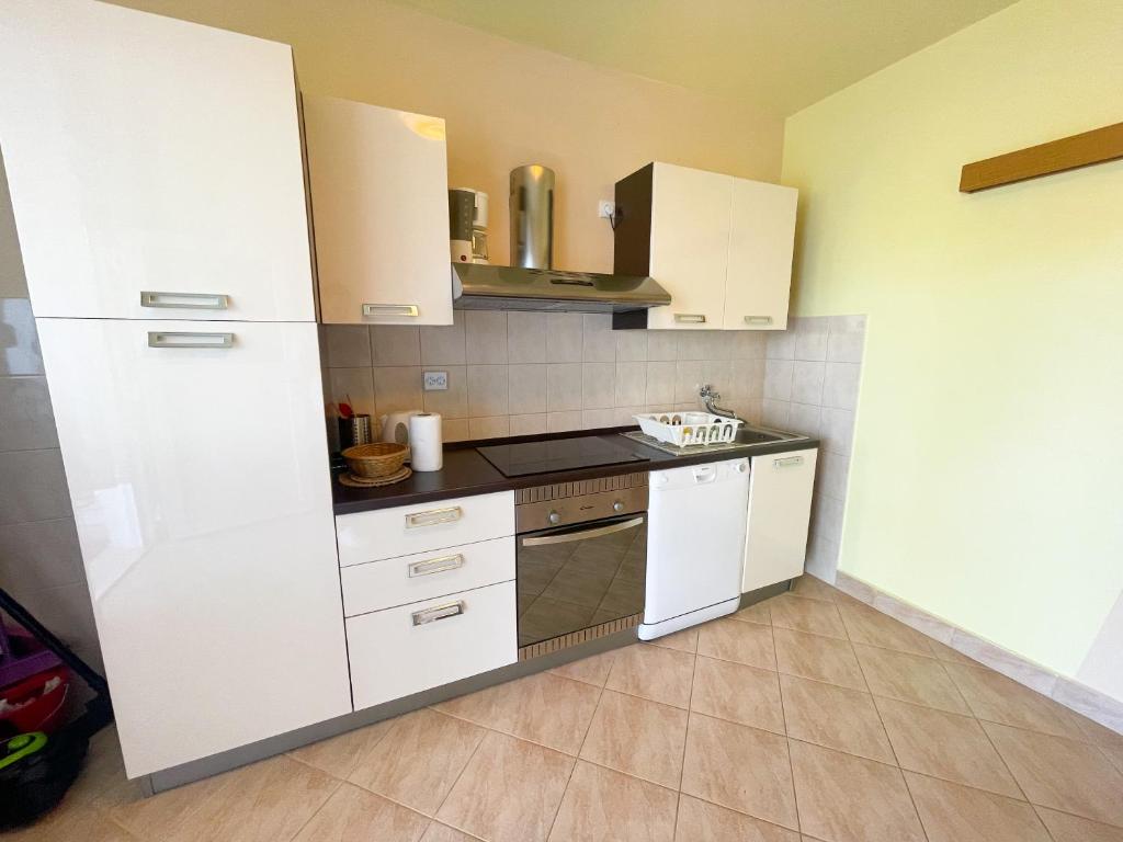 Kuchyň nebo kuchyňský kout v ubytování Apartmani Combaj