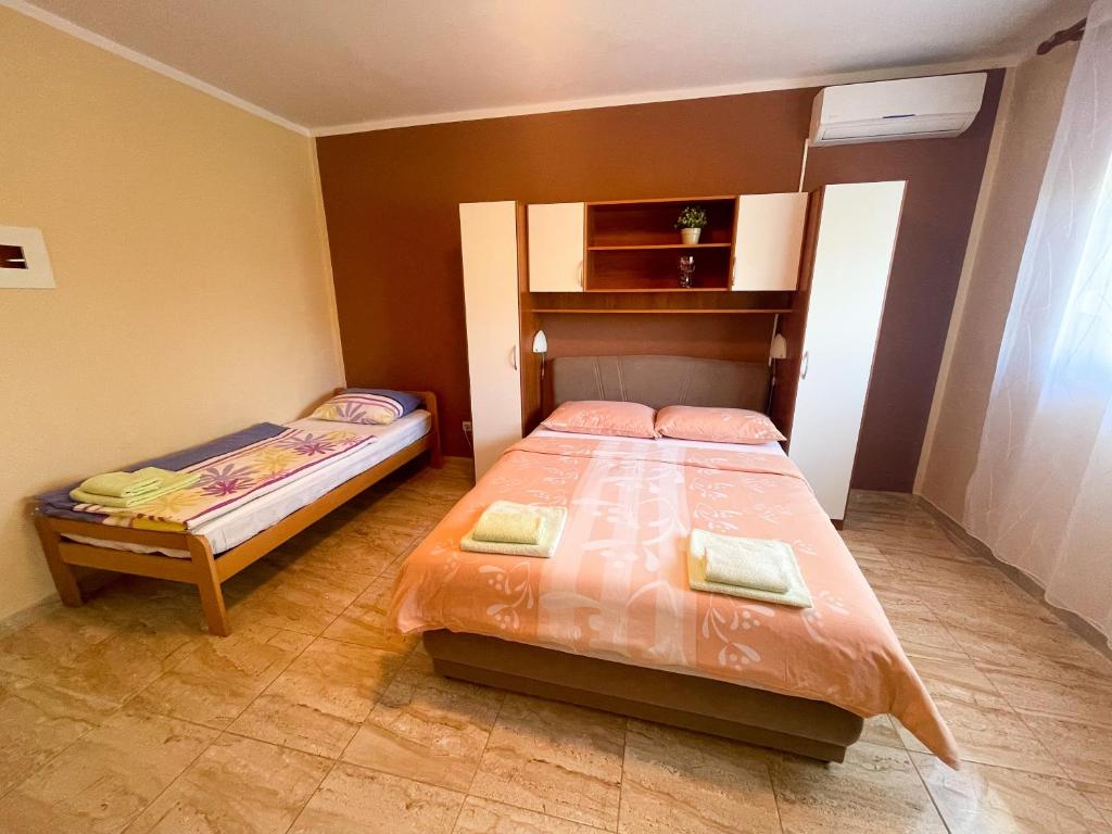 Postel nebo postele na pokoji v ubytování Apartmani Combaj