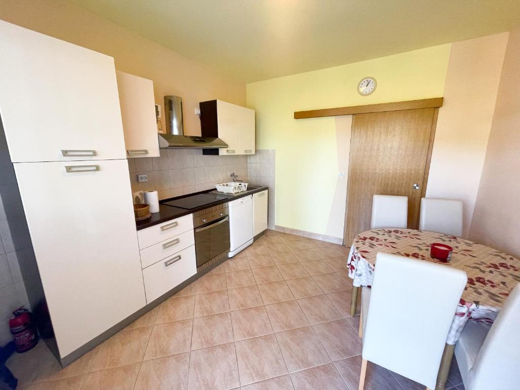 Kuchyň nebo kuchyňský kout v ubytování Apartmani Combaj