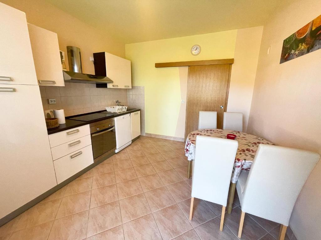 Kuchyň nebo kuchyňský kout v ubytování Apartmani Combaj