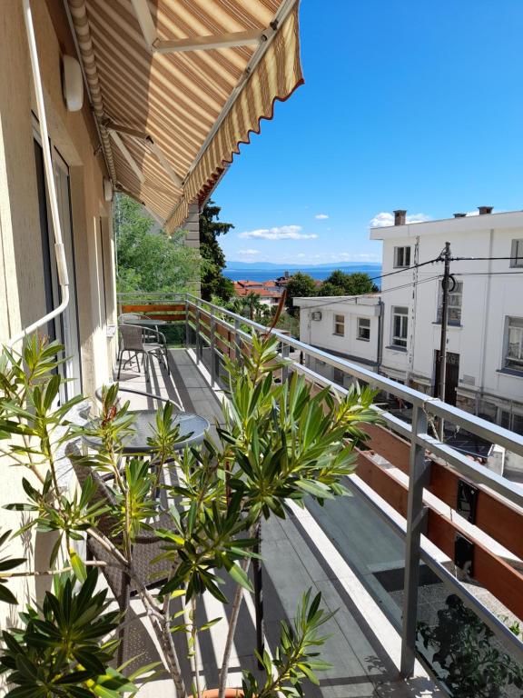 balcone con vista su un edificio di Apartments Orange Lovran a Lovran (Laurana)