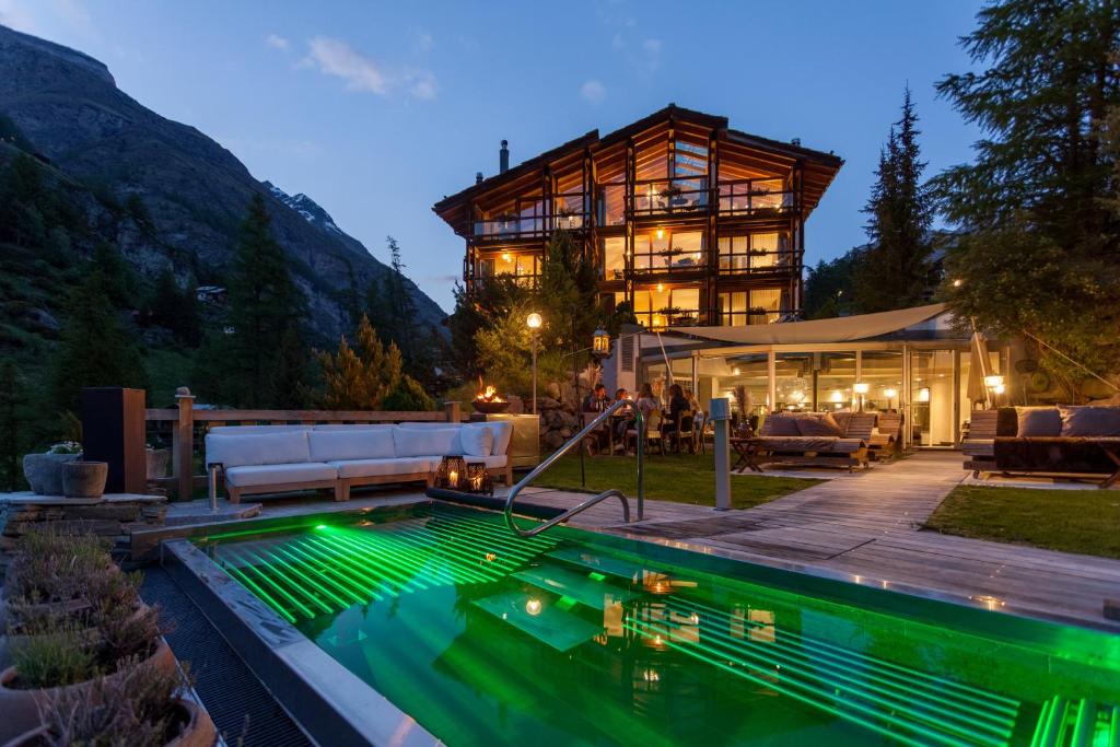 Bazén v ubytování Suitenhotel Zurbriggen nebo v jeho okolí