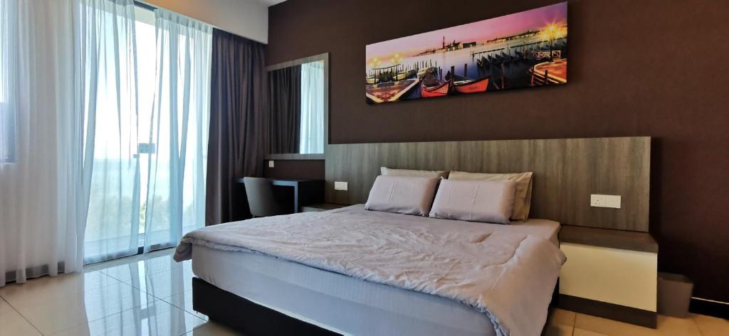 1 dormitorio con 1 cama y una pintura en la pared en Dwharf Seaview Executive Suit PortDickson, en Port Dickson