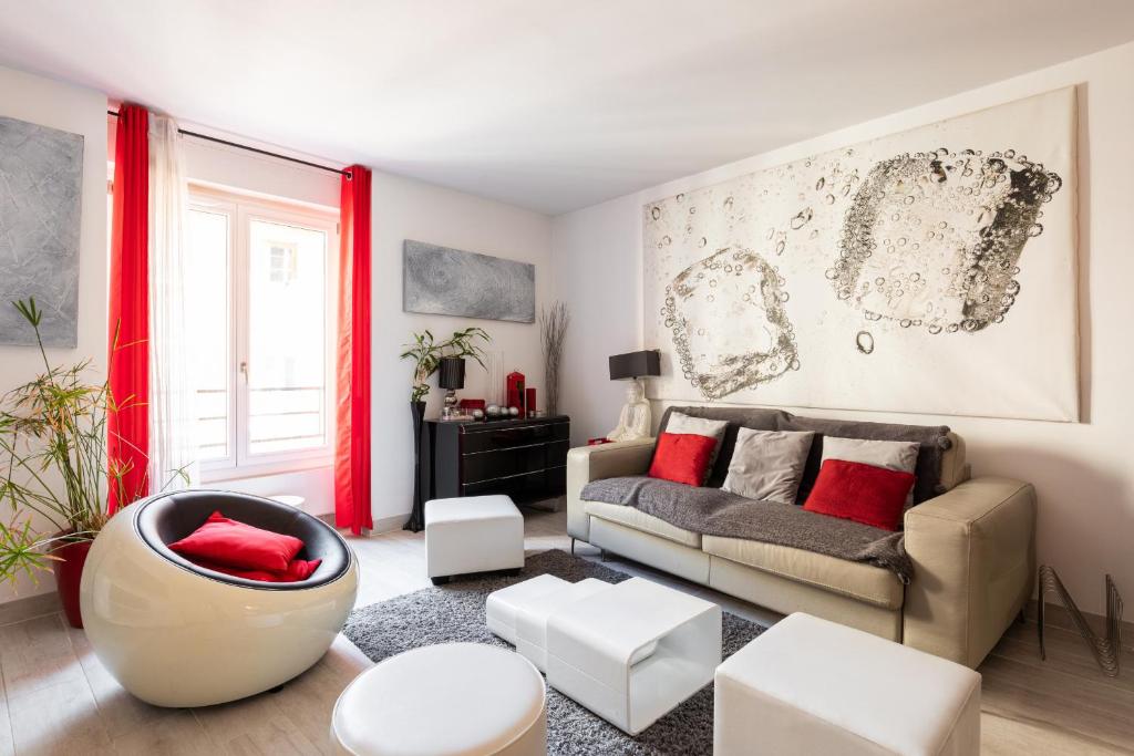 een woonkamer met een bank en een stoel bij DIFY Vieux Lyon in Lyon