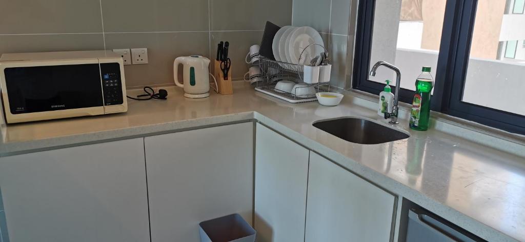 Kuchyň nebo kuchyňský kout v ubytování Dwharf Seaview Executive Suit PortDickson