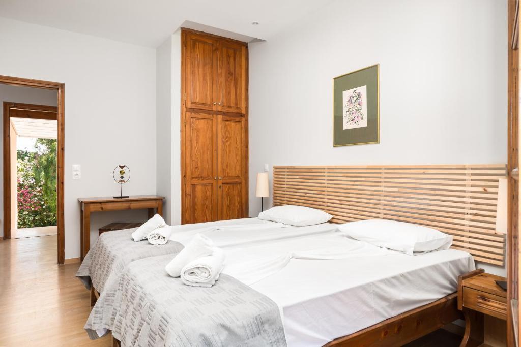 Posteľ alebo postele v izbe v ubytovaní Folies Corfu Town Hotel Apartments