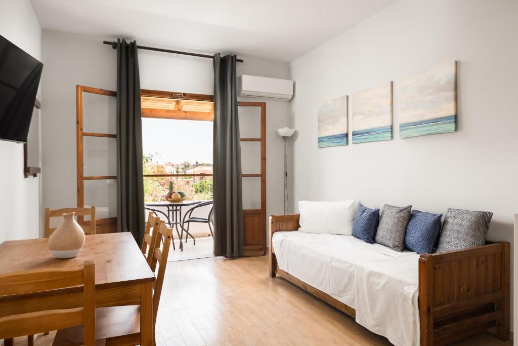 Posteľ alebo postele v izbe v ubytovaní Folies Corfu Town Hotel Apartments