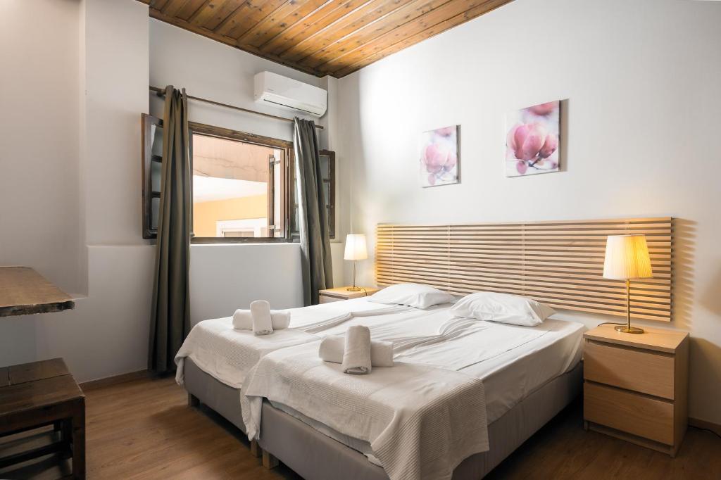 Posteľ alebo postele v izbe v ubytovaní Folies Corfu Town Hotel Apartments