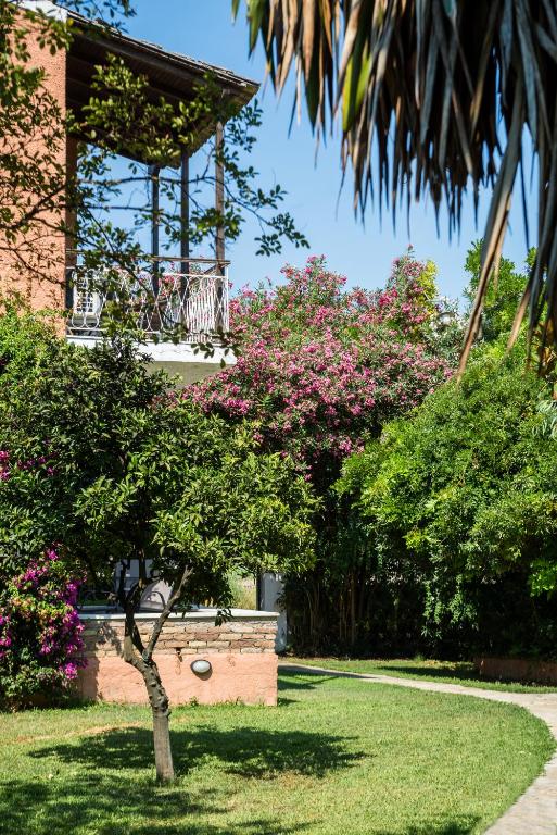 Vonkajšia záhrada v ubytovaní Folies Corfu Town Hotel Apartments