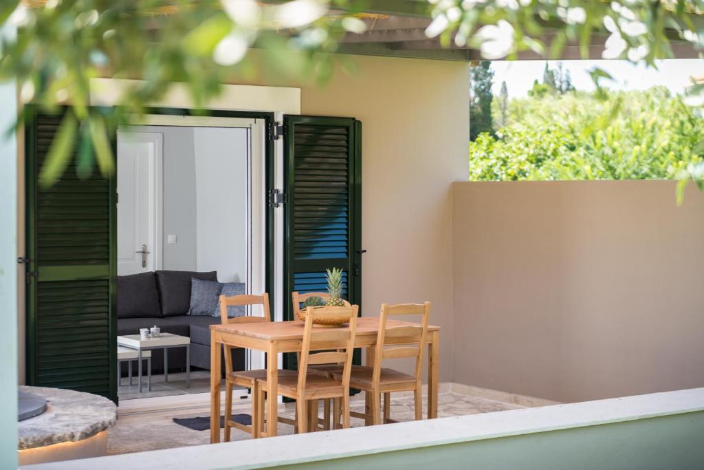 Patio alebo iná vonkajšia časť ubytovania Folies Corfu Town Hotel Apartments