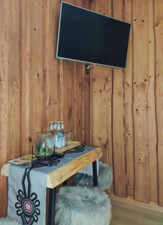 Televízia a/alebo spoločenská miestnosť v ubytovaní VILLA JAGODOVO Biały Dunajec
