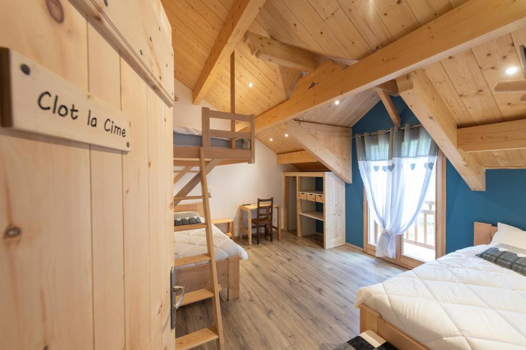 - une chambre avec 2 lits superposés et un escalier dans l'établissement LE CHALET BAZAN, à Arvieux