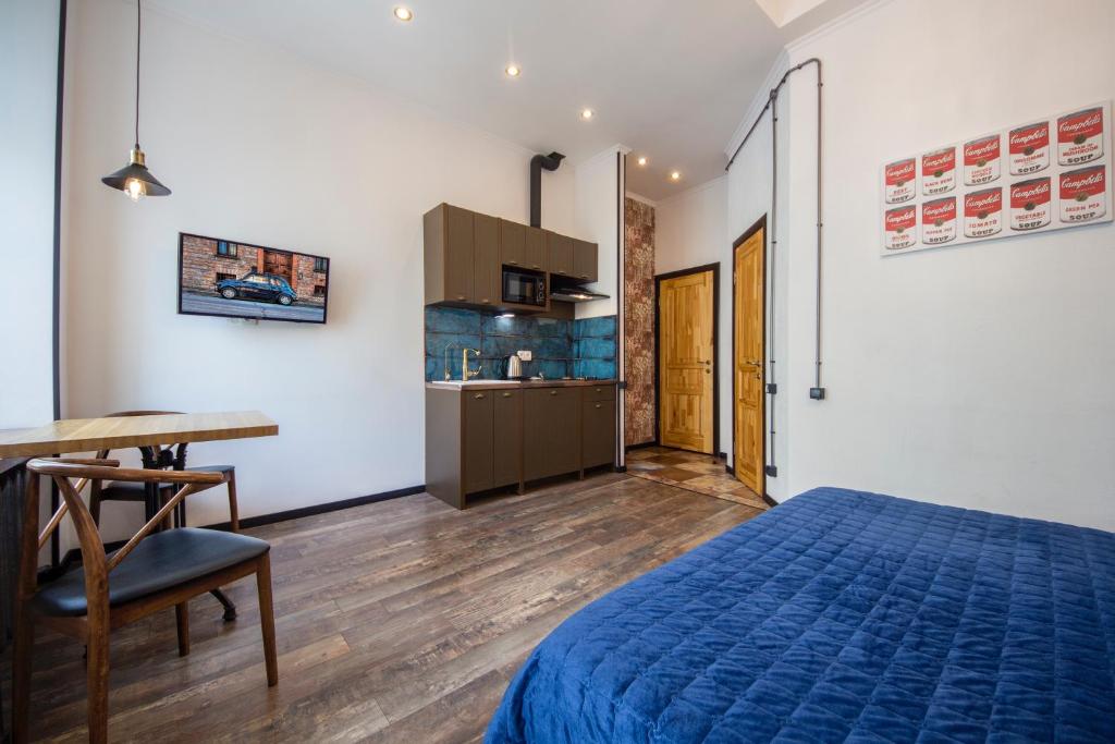 Central Apartments Maidan Area - 带阳台的阁楼公寓-Mykhailivs'ka ST，24V