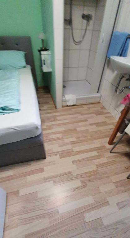 Postel nebo postele na pokoji v ubytování Hotel Gasthaus Felseneck