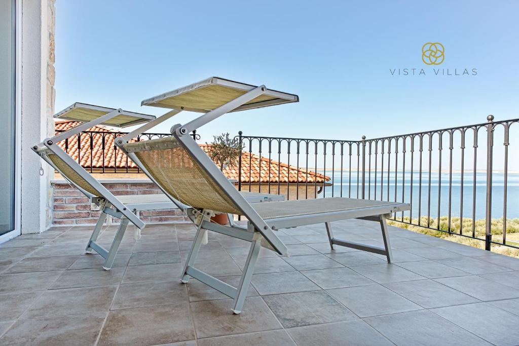 uma cadeira e uma mesa numa varanda em Vista Villas - Glory Nights Apartment Villa N em Ražanac