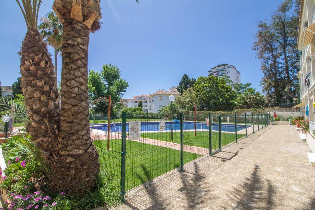Bazén v ubytování Carihuela Palace 912 by IVI Real Estate nebo v jeho okolí