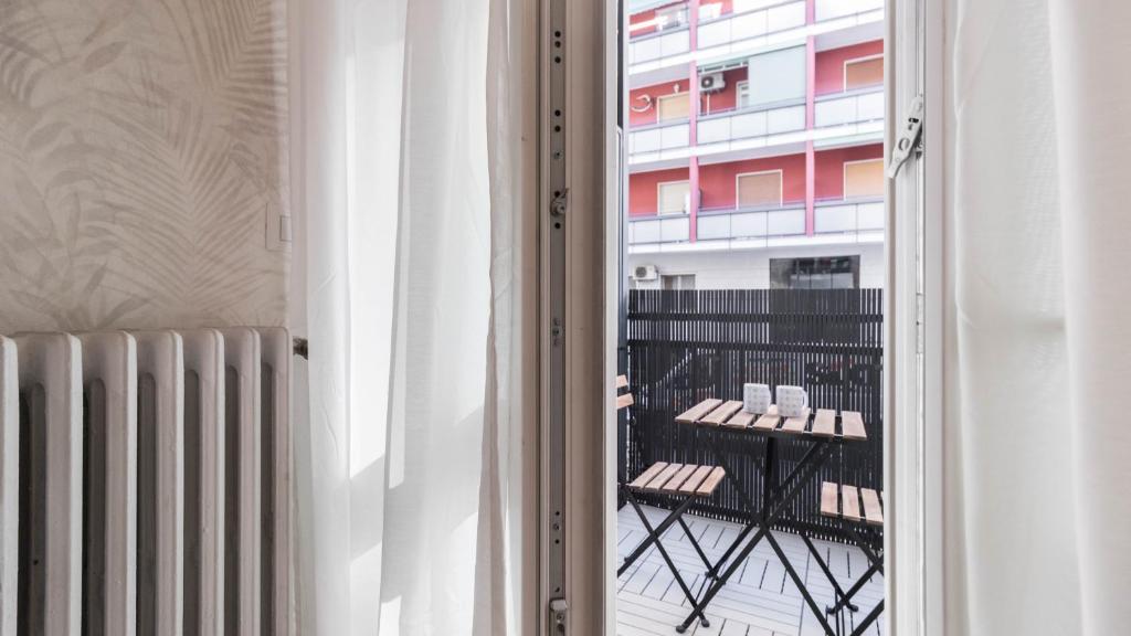 balkon ze stołem i budynkiem w obiekcie Italianway - Gioberti 11 w mieście Sesto San Giovanni