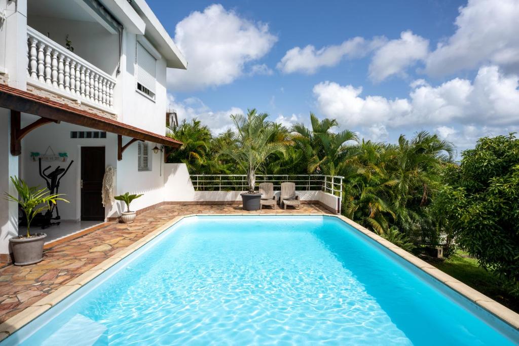 Bazén v ubytování Villa Ti'Kemy avec piscine au sel nebo v jeho okolí