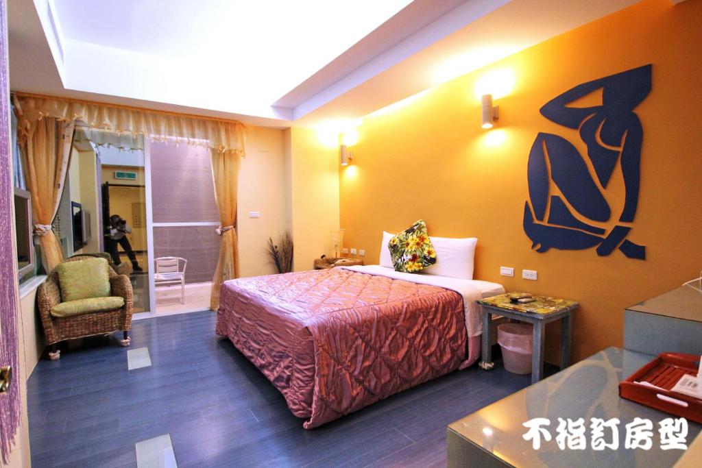 Una cama o camas en una habitación de Lang Qin Hai Inn